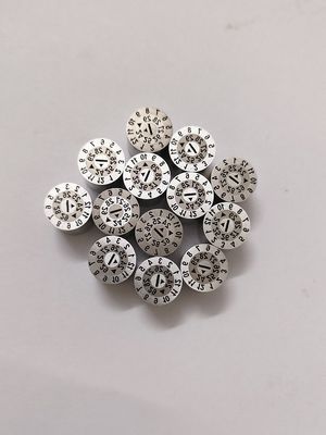 Op maat gemaakte 3-laagse datumstempels - SUS420 roestvrijstalen schimmelmarkeringspinnen